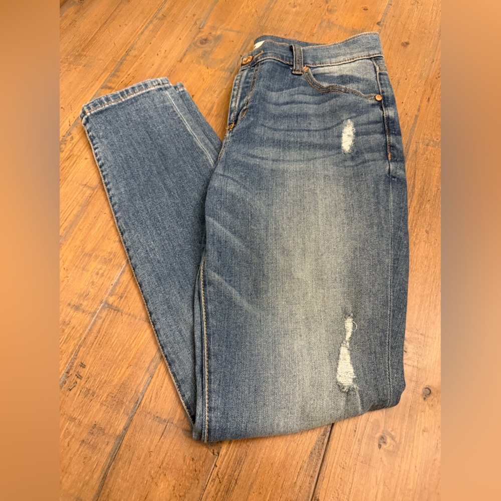 Refuge skinny woman’s distressed jeans. Size 8 Excellent condition. - Picture 1 of 5